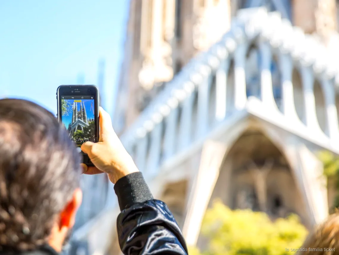 Intagli della facciata della Natività durante la visita guidata Sagrada Familia
