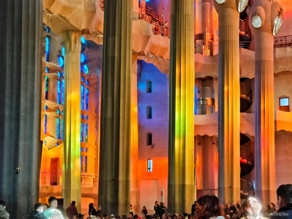 Piccolo gruppo durante la visita privata alla Sagrada Familia