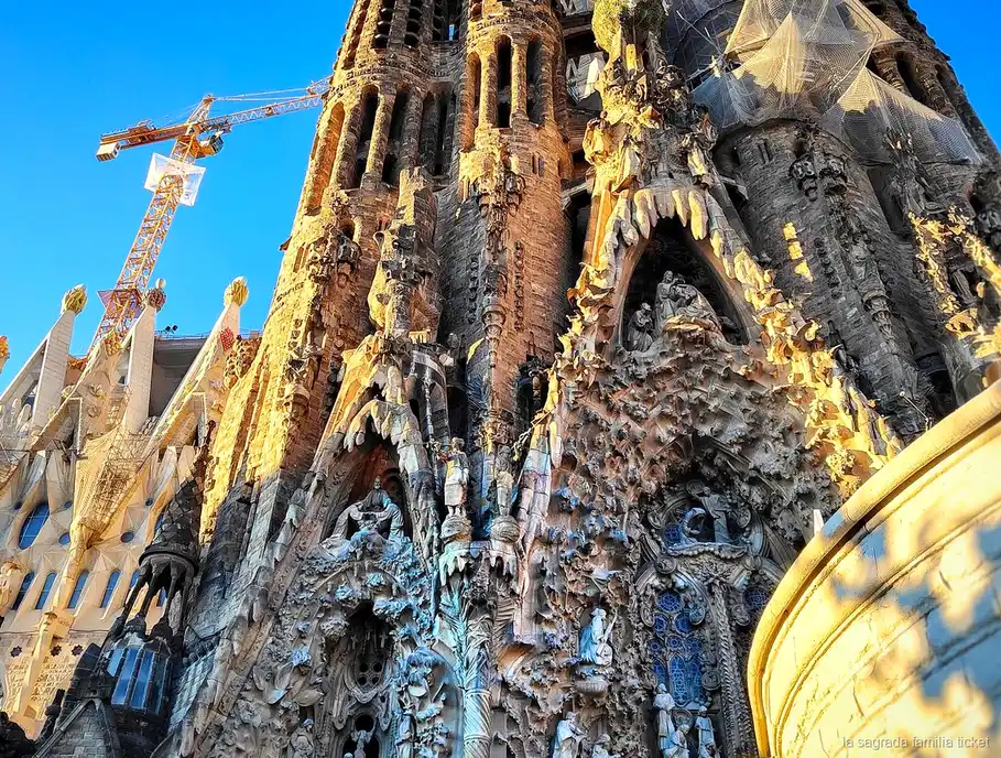 Modelli del museo discussi durante la visita con architetto alla Sagrada Familia